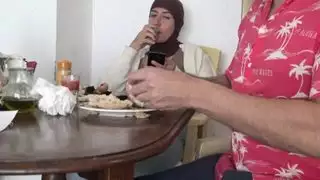 تتيح زوجة الأب العربية لبلاب ربيب الألماني الحصول على سرعان ما قبل المدرسة