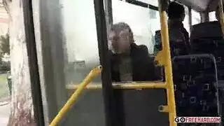 سكس في الباص ينيك صديقته أمام الجميع