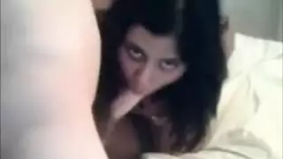 امرأة سمراء مثير مص الديك والحصول على مارس الجنس في كل ثقوبها