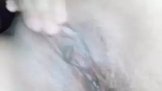 العرب المسلمين الحقيقيين في الحجاب يستمني كس لخطو النشوة بينما الزوج هو تقريبا اشتعلت