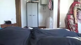 زوجة مسلمة تركية ناضجة تمتص الديك الأسود الكبير