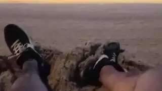 اصطياد الأزواج سخيف على الشاطئ – إنها تريد مني الانضمام!