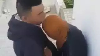 التقطت الكاميرا الخفية امرأة في الحجاب امتص صديق في الشارع