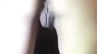 امرأة عارية تلعب مع حفرة لها بينما يقوم صديقها بعمل فيديو لها