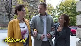 سيدة ناضجة تلعق كس فتاة صغيرة مشعرة