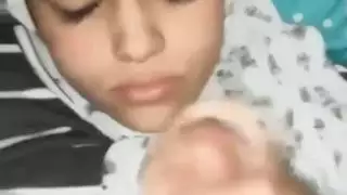 شابة مسلمة وقحة الحصول على نائب الرئيس في جميع أنحاء وجهها بعد أن تمتص الديك