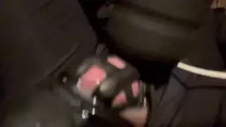 علق مسمار في الأسود يصبح غريبًا مع مؤخرته وهزازه