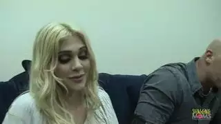 الشقراء تمارس الجنس عن طريق الفم لرجل أسود طويل القامة بقضيب سميك