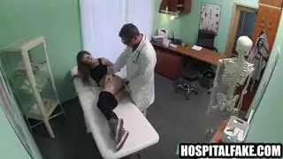 يقوم طبيبها بإلقاء القبض على امرأة سمراء أثناء قيامها بحفر عميق لعصا اللحم ، مما يجعلها تنفخ حمولته في جميع أنحاء وجهها