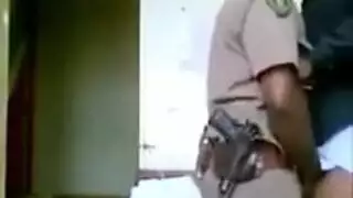 شرطي سوداني ينيك زميلته في المخفر