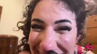 صديقتي في الغرفة لديها حلق لا تنتهي أبدًا