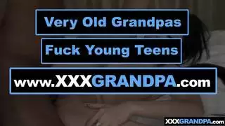 إنها تسحر قضيب الرجل ليقذف على والدها الضخم