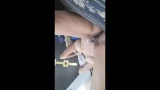 الفاسقة العربية المسلمة الساخنة في نقاب تتدفق بوسها المتدفق على كاميرا الويب
