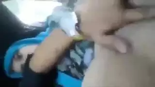 المعلم بالإصبع كس في السيارة