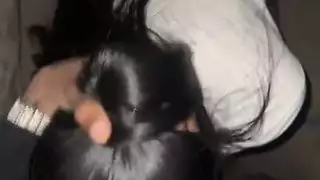 تتصل والدتها أثناء استخدامي لحلقها