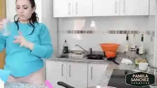 ديليا ماتاتش مارس الجنس من الخلف في المطبخ أثناء الطهي