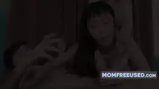 زوجة الأب الليبرالية تعتقد أن الجنس الحر ليس من المحرمات