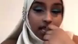 لبوه اوى سمرا وهايجه من اسوان كسها مولع بتريحه بطريقتها