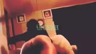يعاقب المراهق العربي ويضرب لكونه فتاة سيئة داخل الغرفة الحمراء