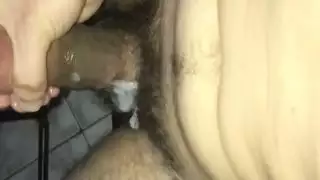 يهز اللاتيني العضلي في الحمام