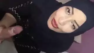 امرأة جميلة في الحجاب تمتص الديك