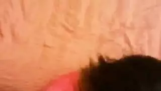 امرأة سمراء قرنية تعطي رأس الديك جبهة مورو ويحصل على مارس الجنس
