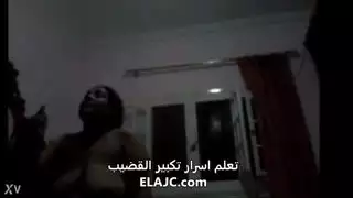 مثير عربي يتحدث ومذابح مع الصبي السعودي الديك الكبير