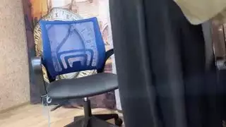 امرأة عربية في الحجاب تستمني من خلال سراويلها الداخلية أثناء العمل