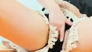 الحلمات الدائمة تطالب لسانك