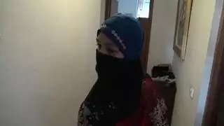 خادمة مسلم غير مخلصة لا تمانع في تنظيف الديك الكبير الدهون للحصول على نصيحة!