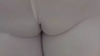 صنم كاميلتو في أرجل بيضاء