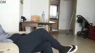 خادمة مسلمة تشعر بالانزعاج عندما ترى صاحب الديك الألماني الأسود الكبير