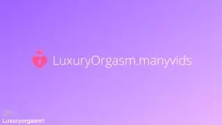 إنه يضغط على ثديي الكبير قرنية