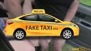 رجل جعل سائق سيارة أجرة فقط لتلبية النساء وحدها