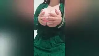 الطالبة الشابة التي ترتدي فستان أخضر يريد منك أن تأخذ ثديها الكبير الفاخر