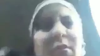 قحبة جزائرية تصور نفسها تتناك من شيباني في السيارة