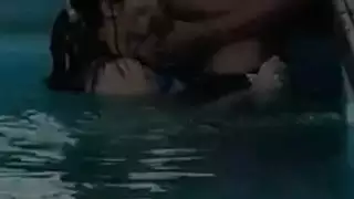 كومينغ كثيرا في حمام السباحة عند غروب الشمس