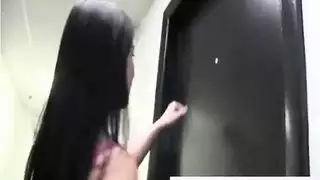 فتاة لطيفة تلعب مع هزاز وإصبع العضو التناسلي النسوي لها بعد مشاهدة الأفلام الإباحية