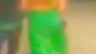 امرأة سمراء ناعمة ناعمة مع بشرة جميلة حريصة على توابل جسمها مع ألعاب الجنس.