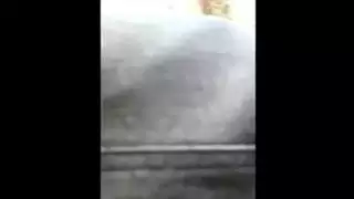 الفتاة الشابة في الحجاب تبلع القضيب في السيارة