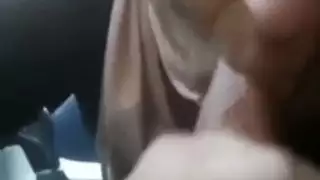 زوجة محجبة تمص الزب في السيارة حتى يقذف في بلعومها