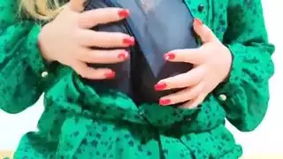 فتاة ساخنة تقلع لباسها مثير أنين