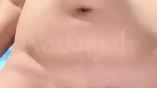 الفرخ العربي عاريا تماما ومضايقة مع ثديها الطبيعي الكبير وجمل مشعر الضيق