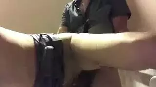 امرأة سمراء ساخنة في الكعب العالي عارية ويحصل على تصويرها لممارسة الجنس مع وجه الشباب الإباحية